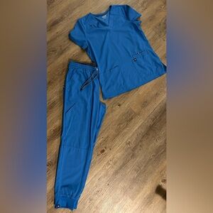 Beyond Scrubs women’s scrubs set in royal blue